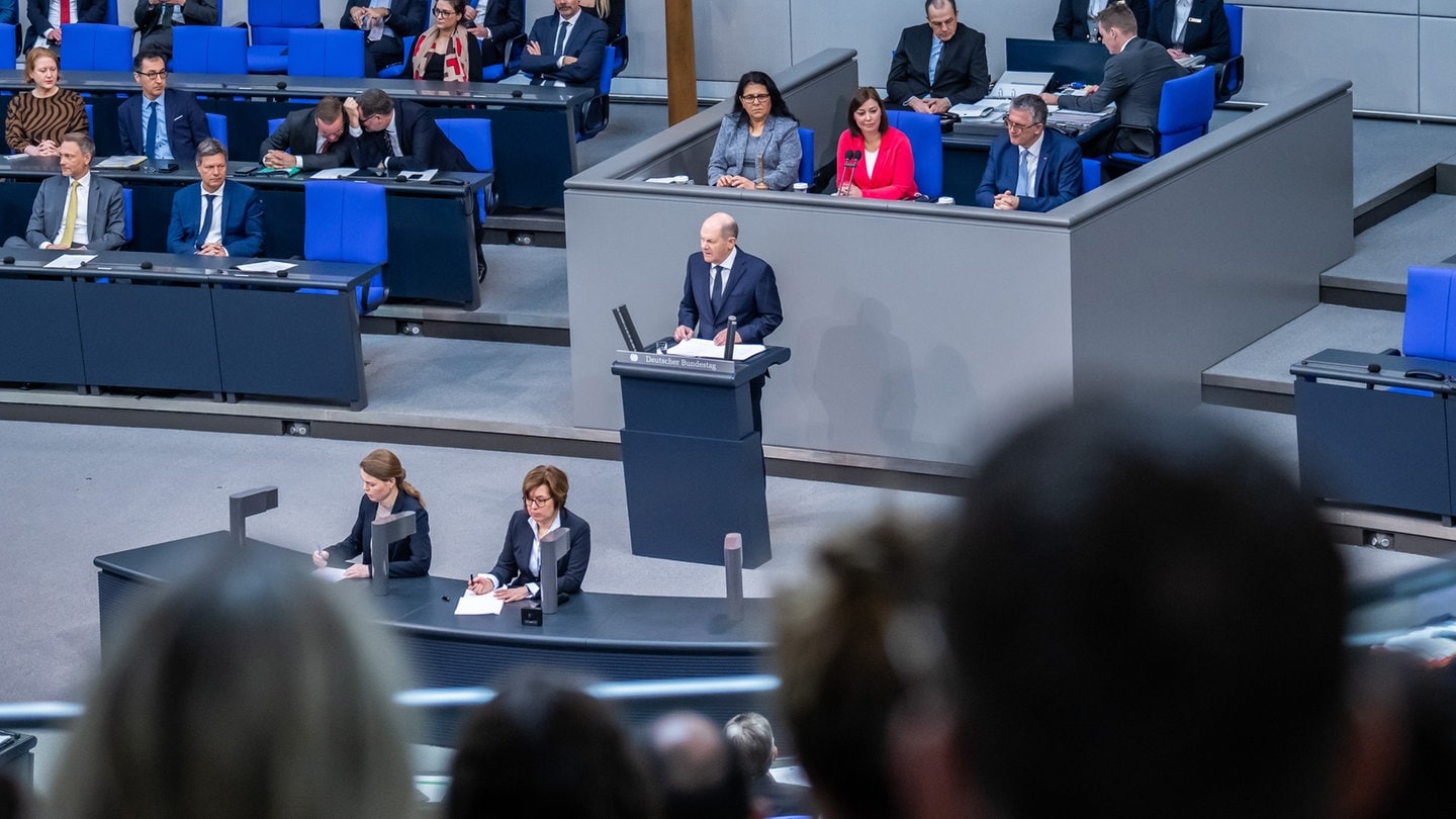 Bundeskanzler Olaf Scholz (SPD) spricht im Bundestag.