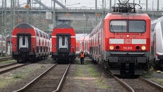 Züge der Deutschen Bahn stehen auf einem Abstellgleis am Hauptbahnhof in Frankfurt