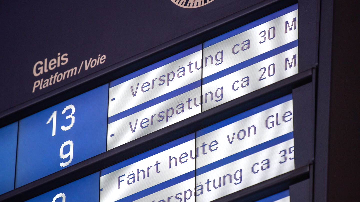 Auf einer Anzeigetafel am Stuttgarter Hauptbahnhof werden bei mehreren Zugverbindungen Verspätungen angezeigt.
