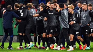 DFB-Pokal, Bayern München - SC Freiburg, Viertelfinale, Allianz Arena. Freiburgs Spieler jubeln nach dem Sieg