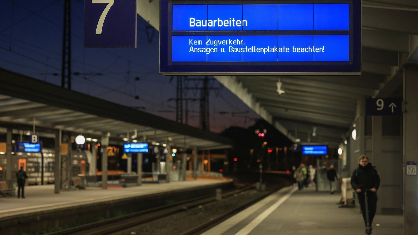 Über einem Bahnsteig weist die Anzeigetafel auf eine Sperrung wegen Bauarbeiten hin