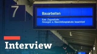 Auf einem elektronischen Hinweisschild über einem Bahnsteig ist die Schrift "Bauarbeiten - kein Zugverkehr" zu lesen