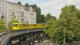 Eine Bahn fährt durch eine Stadt