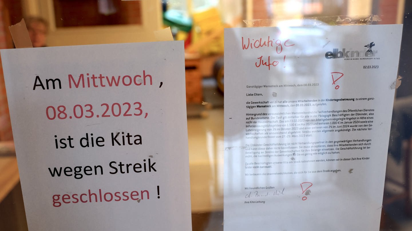 Ein Aushang an einer Kita in Hamburg-Eimsbüttel weist darauf hin, dass die Einrichtung wegen eines Warnstreiks geschlossen ist.