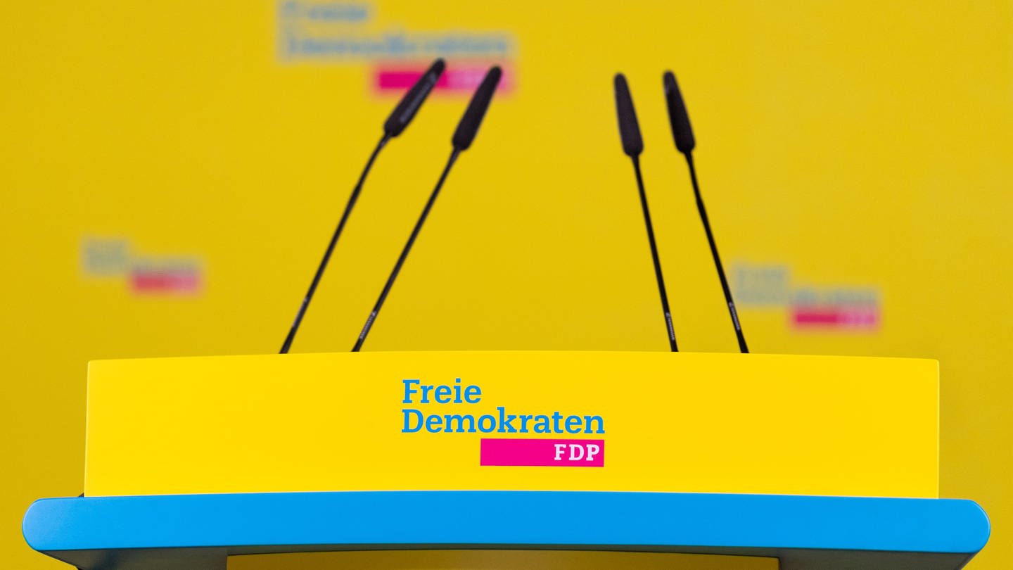 Ein Podest mit dem Logo der FDP steht auf einer Bühne.