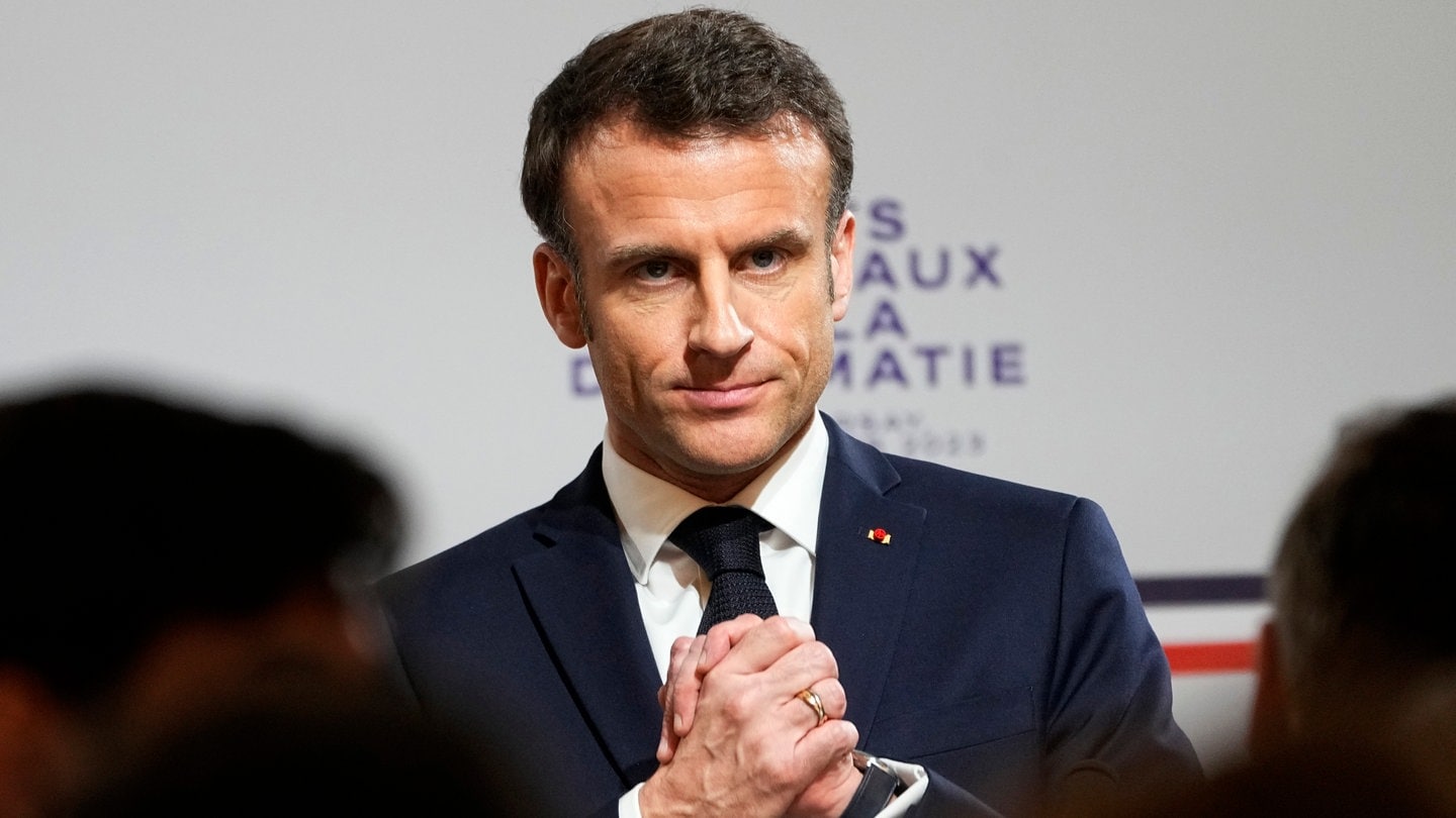 Emmanuel Macron, Präsident von Frankreich, hält eine Rede während des nationalen Gesprächs am Runden Tisch zur Diplomatie im Außenministerium.