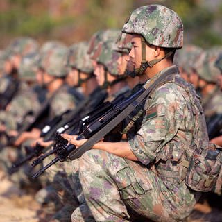 Chinesische Soldaten nehmen am gemeinsamen kambodschanisch-chinesischen Manöver "Goldener Drache 2023" im Royal Gendarmerie Training Center teil.