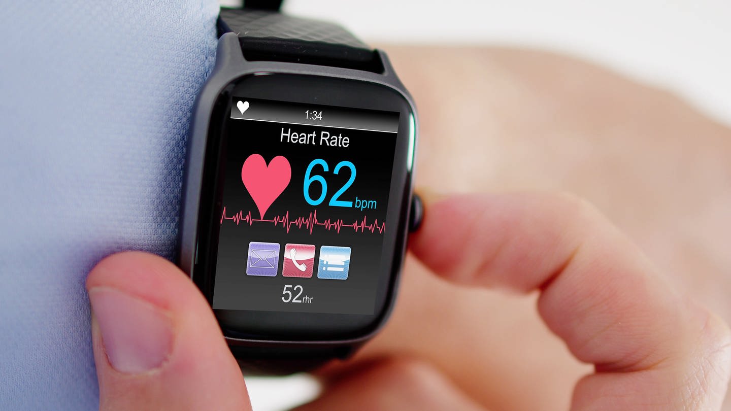 Auf einer Smartwatch (Apple Watch) wird die Herzfrequenz angezeigt