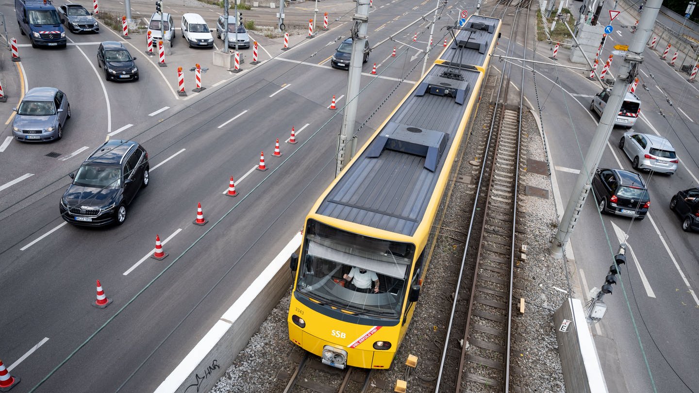 In Stuttgart fährt eine Stadtbahn zwischen Autos.