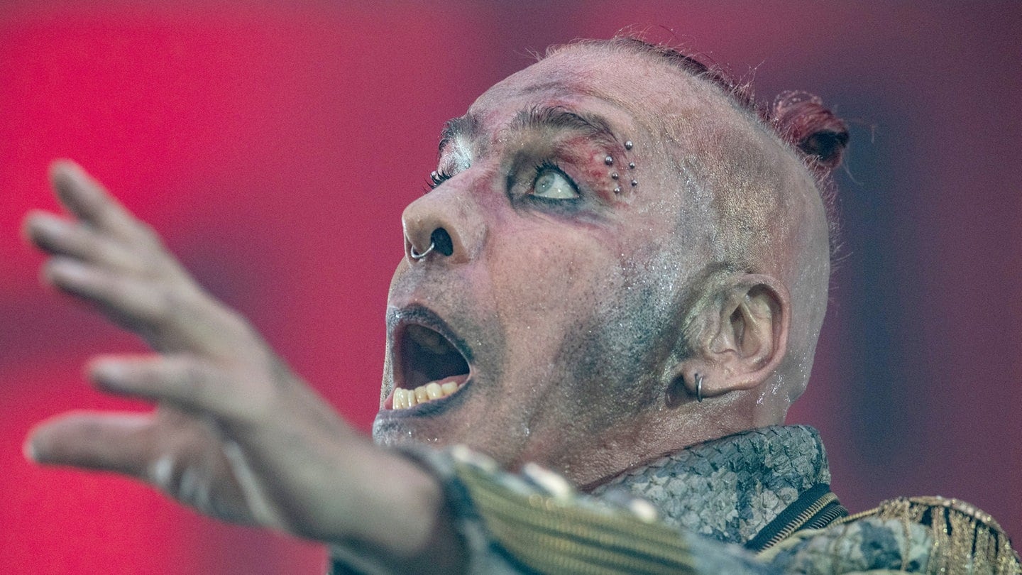 Porträt von Rammstein-Sänger Till Lindemann mit Bühnen-Make up