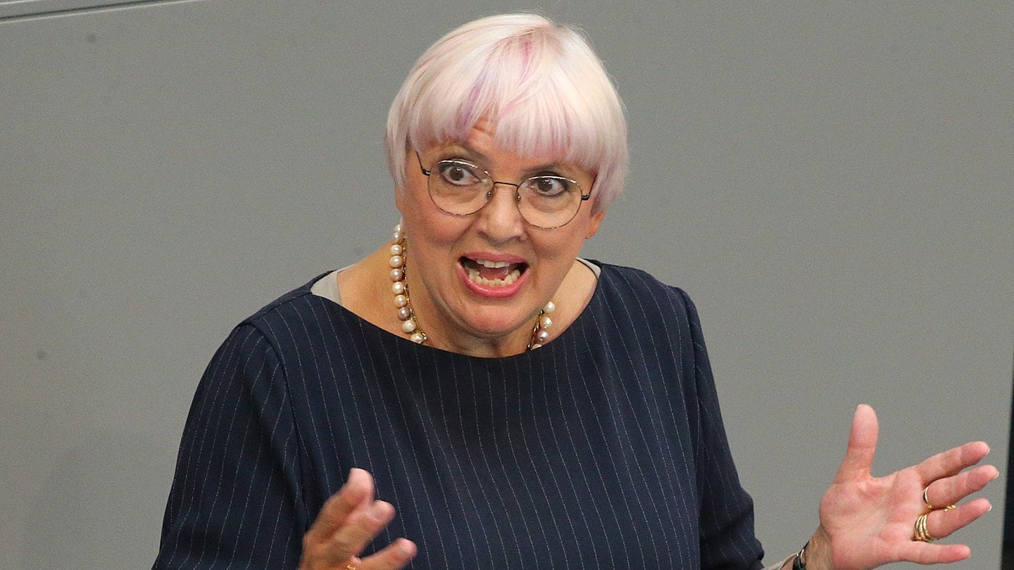 Claudia Roth (Bündnis 90/ Die Grünen), Kulturstaatsministerin, spricht im Deutschen Bundestag.