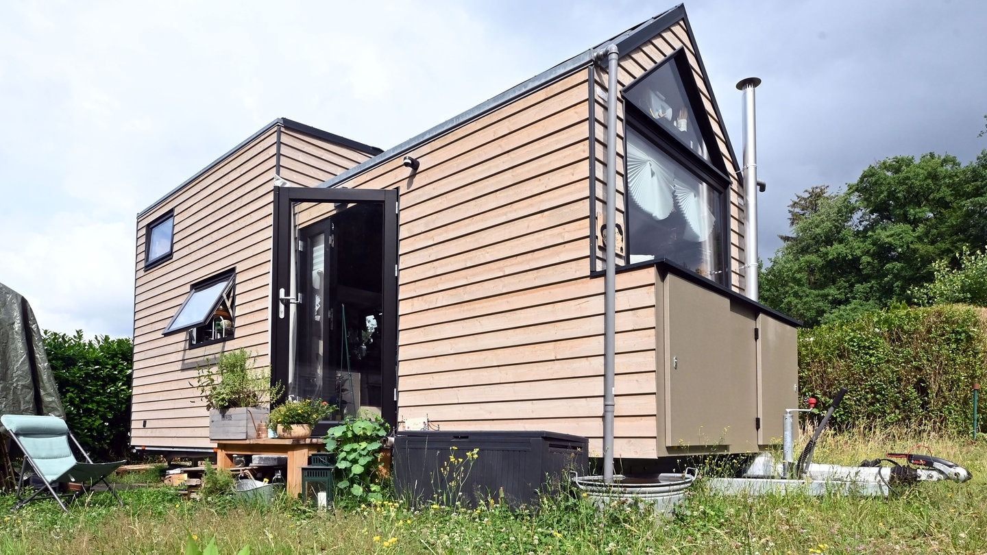 Ein Tiny House steht auf einem Grundstück in Waldbronn