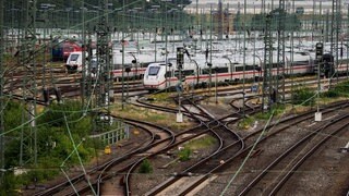 ICE-Züge der Deutschen Bahn (DB) stehen in einem Betriebswerk auf den Gleisen