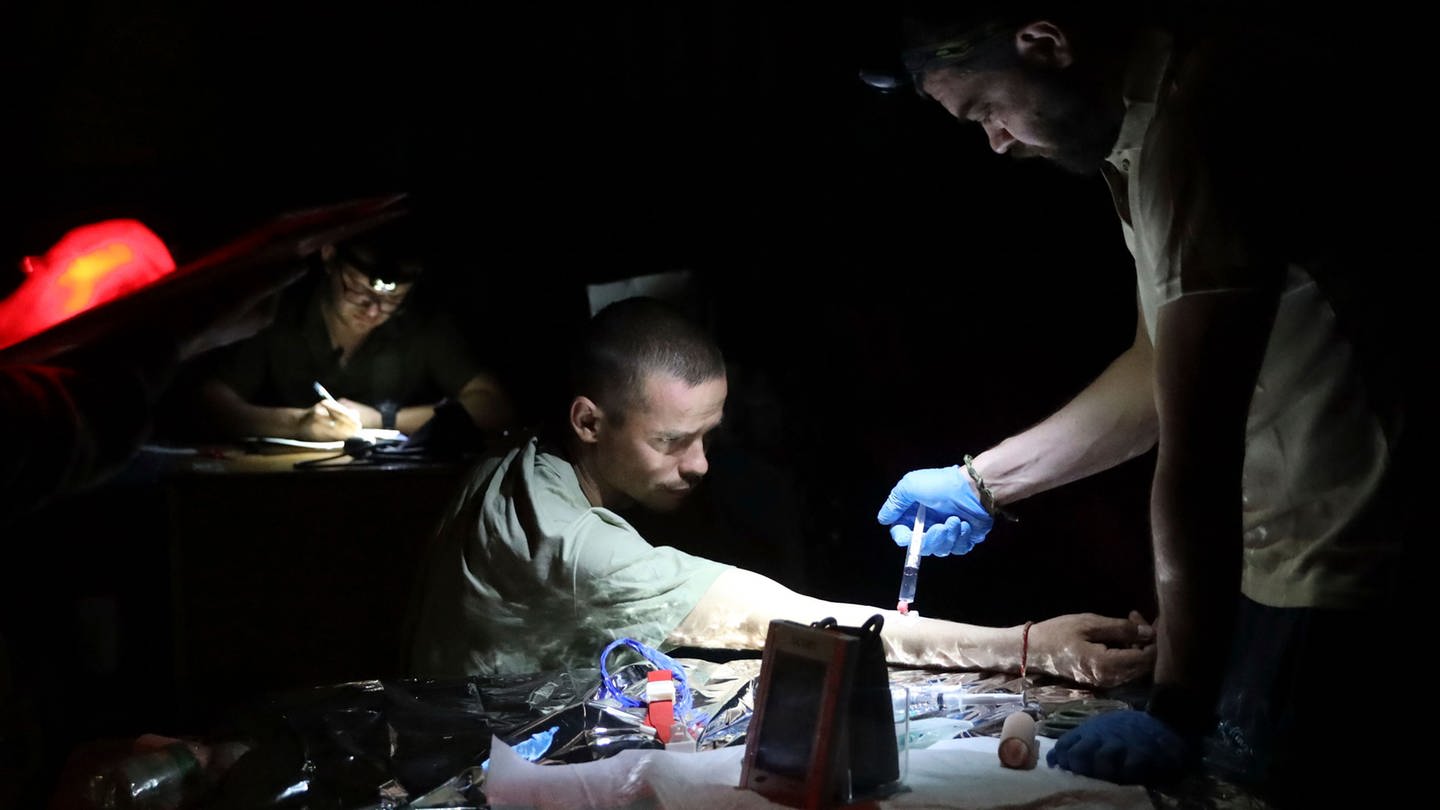 Sanitäter versorgen einen verletzten ukrainischen Soldaten in einem medizinischen Stabilisierungspunkt an der Front.