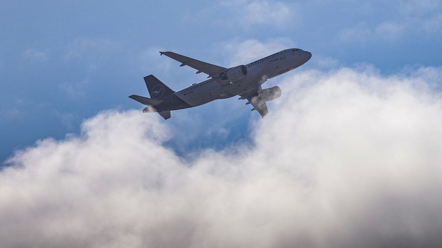 Ein Airbus A320 der Lufthansa fliegt über den Wolken. Die Flugbereitschaft abzuschaffen und für Politiker-Reisen Linienflugzeuge zu nutzen, wäre eine Herausforderung für Sicherheit und Organisation.