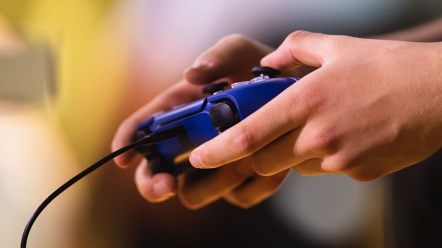 Ein Spieler hält einen Controller in den Händen.