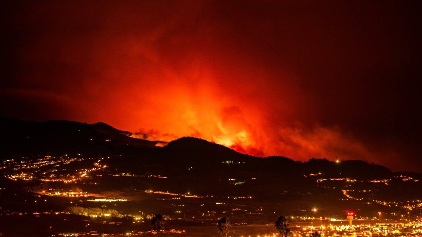 Am Horizont sind Flammen zu sehen, während sich das Feuer durch den Wald auf die Stadt La Laguna und den Flughafen Los Rodeos zubewegt.