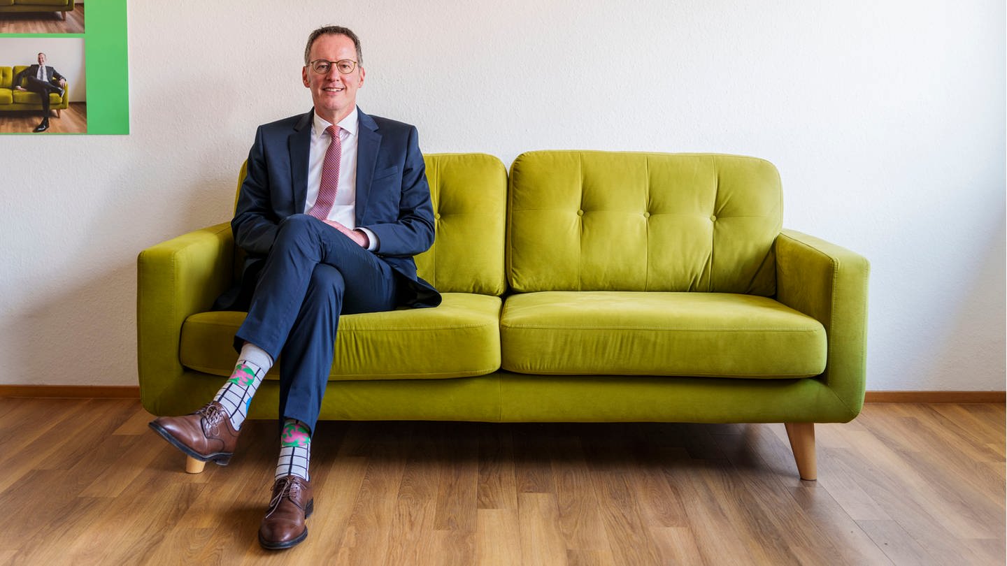 Innen- und Sportminister Michael Ebling auf einem grünen Sofa