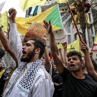 Libanesische Anhänger der pro-iranischen Hisbollah nehmen an einer Kundgebung teil. Die Schiitenorganisation Hisbollah hat nach dem Hamas-Angriff auf Israel ihre Solidarität mit der Hamas bekundet.