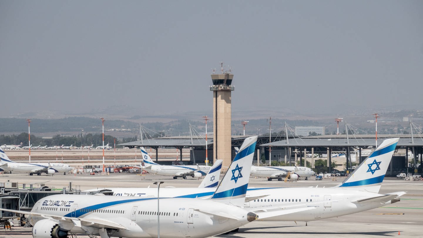 Flugzeuge der israelischen Fluggesellschaft El Al Airlines stehen geparkt auf dem Flughafen Ben Gurion International Airport.