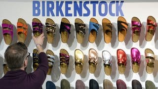 Birkenstock-Schuhe hängen an einer wand