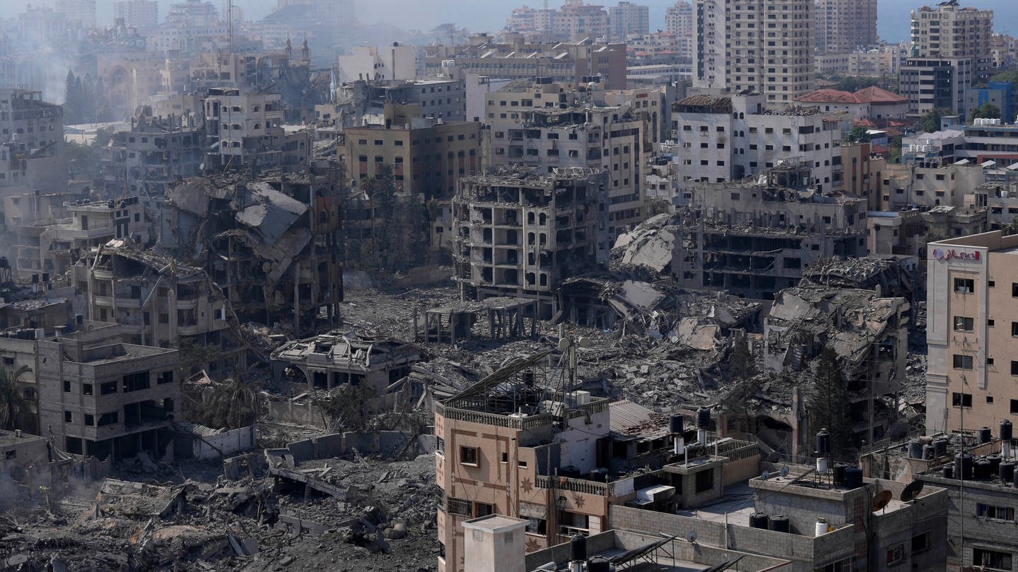 Zahlreiche Häuser sind komplett oder teilweise zerstört nach einem Luftangriff der israelischen Luftwaffe auf Gaza-Stadt.