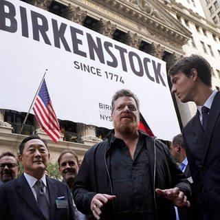 Ein Plakat mit der Aufschrift "Birkenstock" vor der New Yorker Börse.