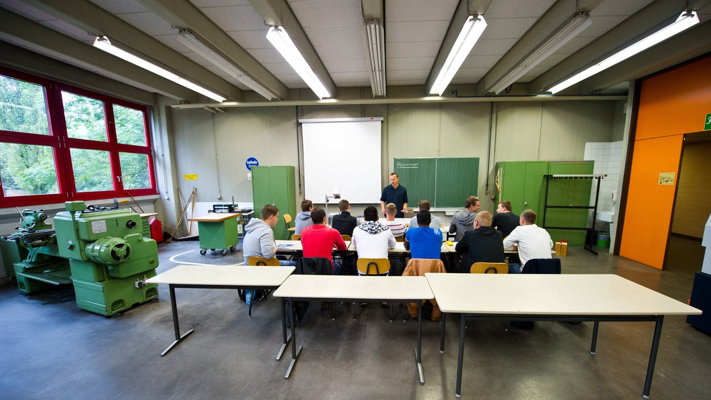 uszubildende sitzen an der Gottlieb-Daimler-Schule 1 am Technischen Schulzentrum Sindelfingen im Unterricht