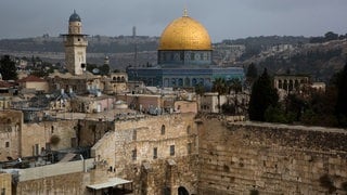 Blick auf die Klagemauer und den Felsendom, zwei der wichtigsten Heiligtümer der Juden und Muslimen, fotografiert am 06.12.2017 in Jerusalem (Israel).