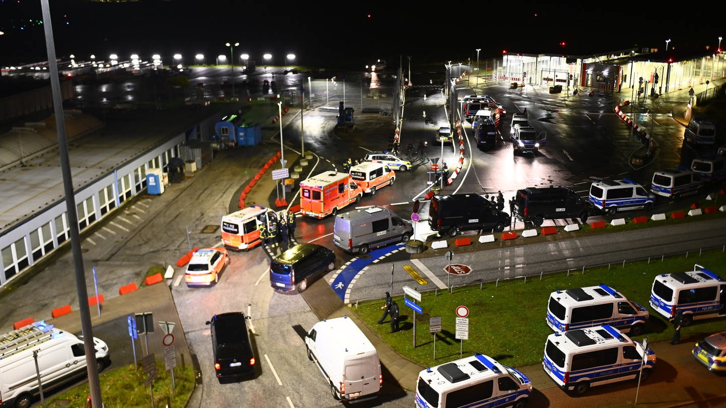 Polizeifahrzeuge und Krankenwagen stehen am Hamburger Flughafen, der nach dem Eindringen eines Fahrzeugs auf das Gelände gesperrt worden ist.