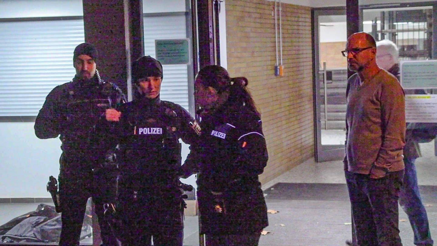 Polizisten stehen am Donnerstagabend vor der Offenburger Waldbachschule, in der ein Schüler durch einen Schuss tödlich verletzt wurde.