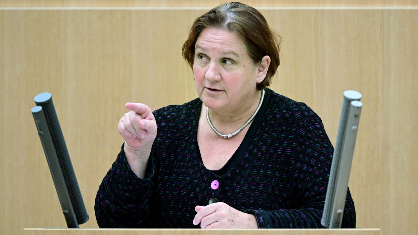 Theresa Schopper (Bündnis 90/Die Grünen), Kultusministerin von Baden-Württemberg, spricht im Landtag bei einer Plenardebatte