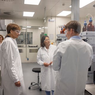 Bundesforschungsministerin Bettina Stark-Watzinger (l) und Daniela Schmitt (M), Wirtschaftsministerin von Rheinland-Pfalz bei einem Besuch beim Mainzer Impfstoffhersteller Biontech