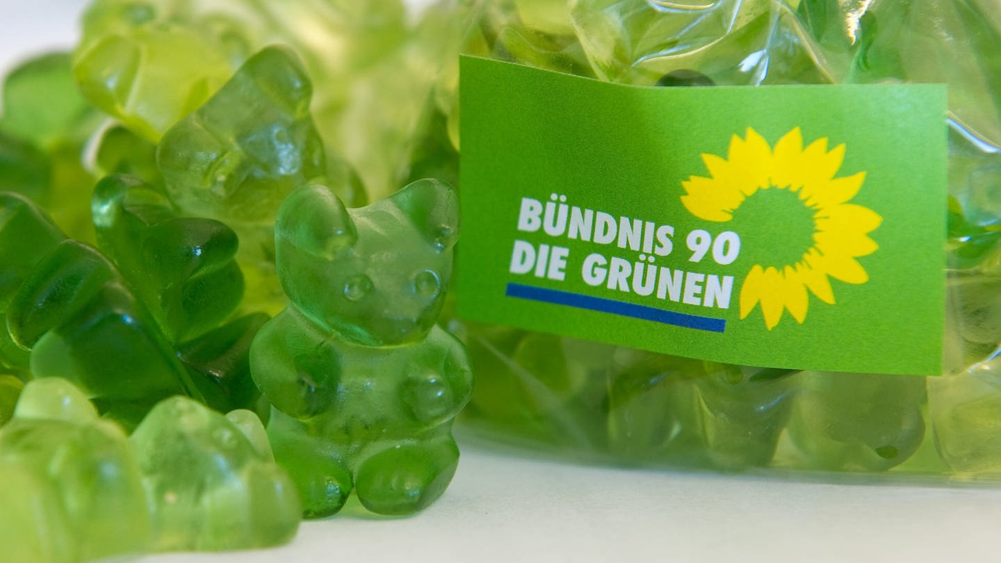 Grüne Gummibärchen eingepackt in eine Folie mit dem Aufdruck 