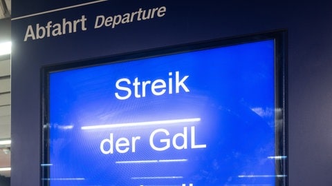 Eine Anzeigetafel der Bahn, die auf den GdL Streik hinweist