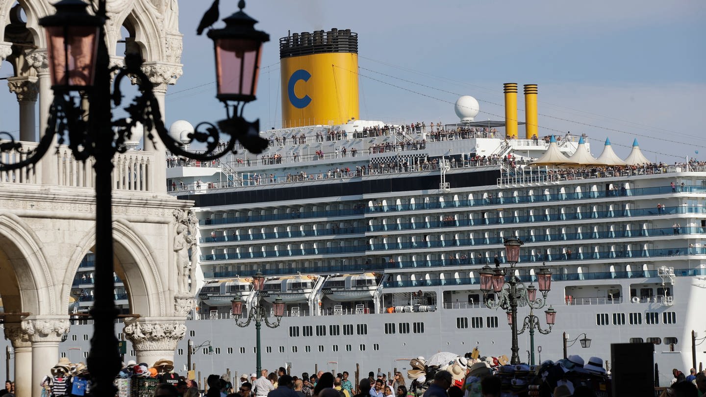Ein Kreuzfahrtschiff fährt nahe am Markusplatz in Venedig vorbei