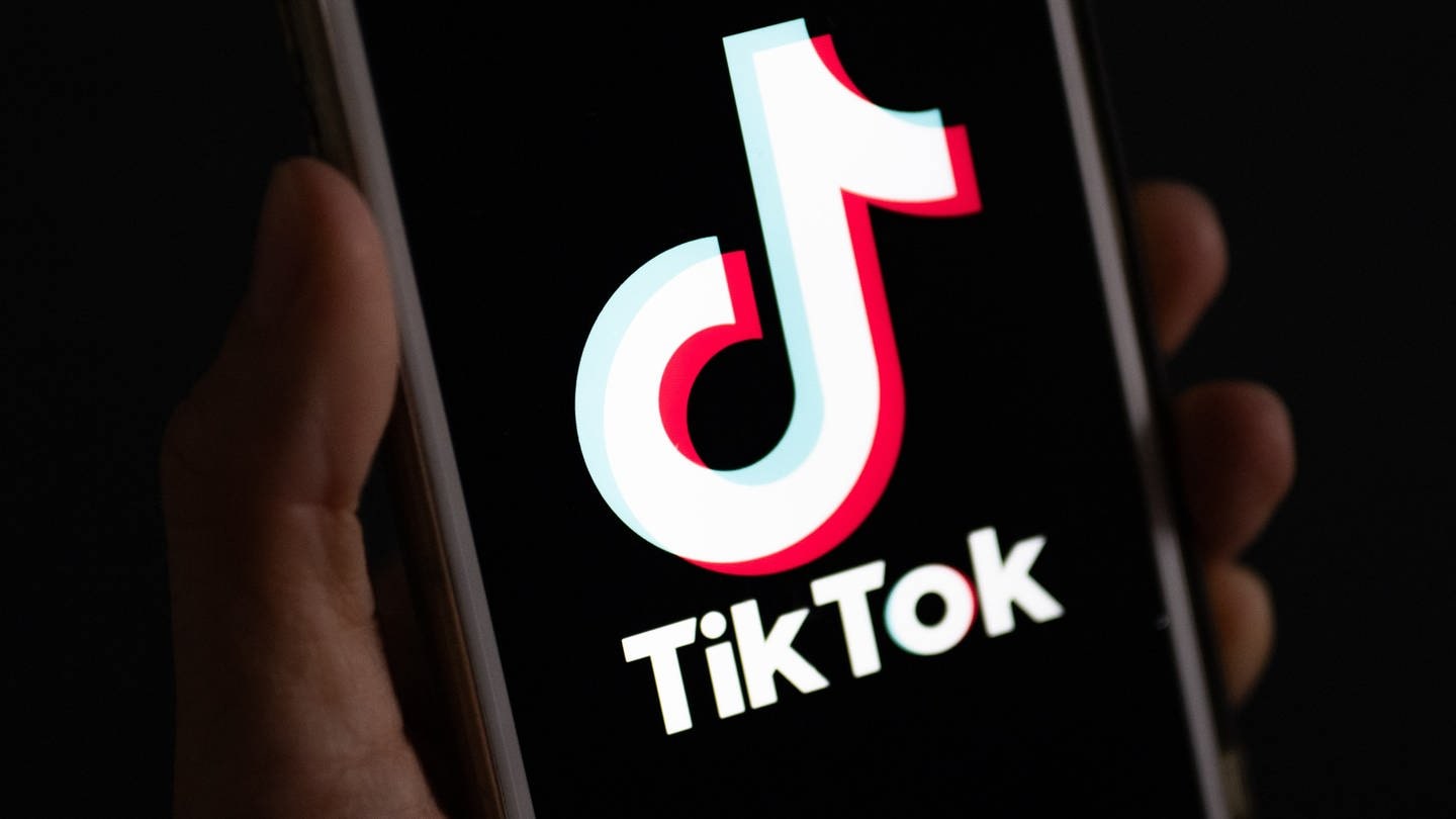 Auf dem Display eines Smartphones ist das TikTok-Logo zu sehen