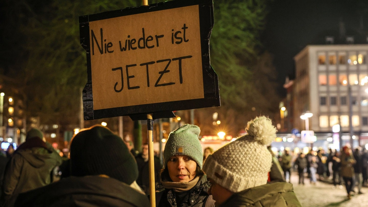 Demos Gegen Rechts: Würgt Der Alltagsstress Die Protestwelle Ab? - SWR ...