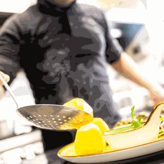 Ein Koch bereitet ein Gericht zu (Symbolbild)