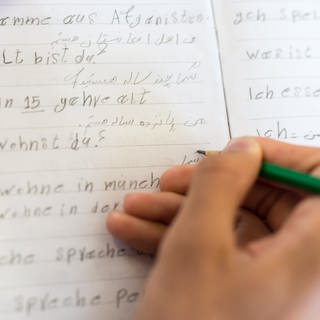 Der 15-jährige Flüchtlingsjunge Peiman Safi aus Afghanistan schreibtwährend seines Deutschunterrichts