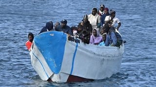 Migranten aus Afrika kommen auf einem Boot an der kanarischen Insel El Hierro an