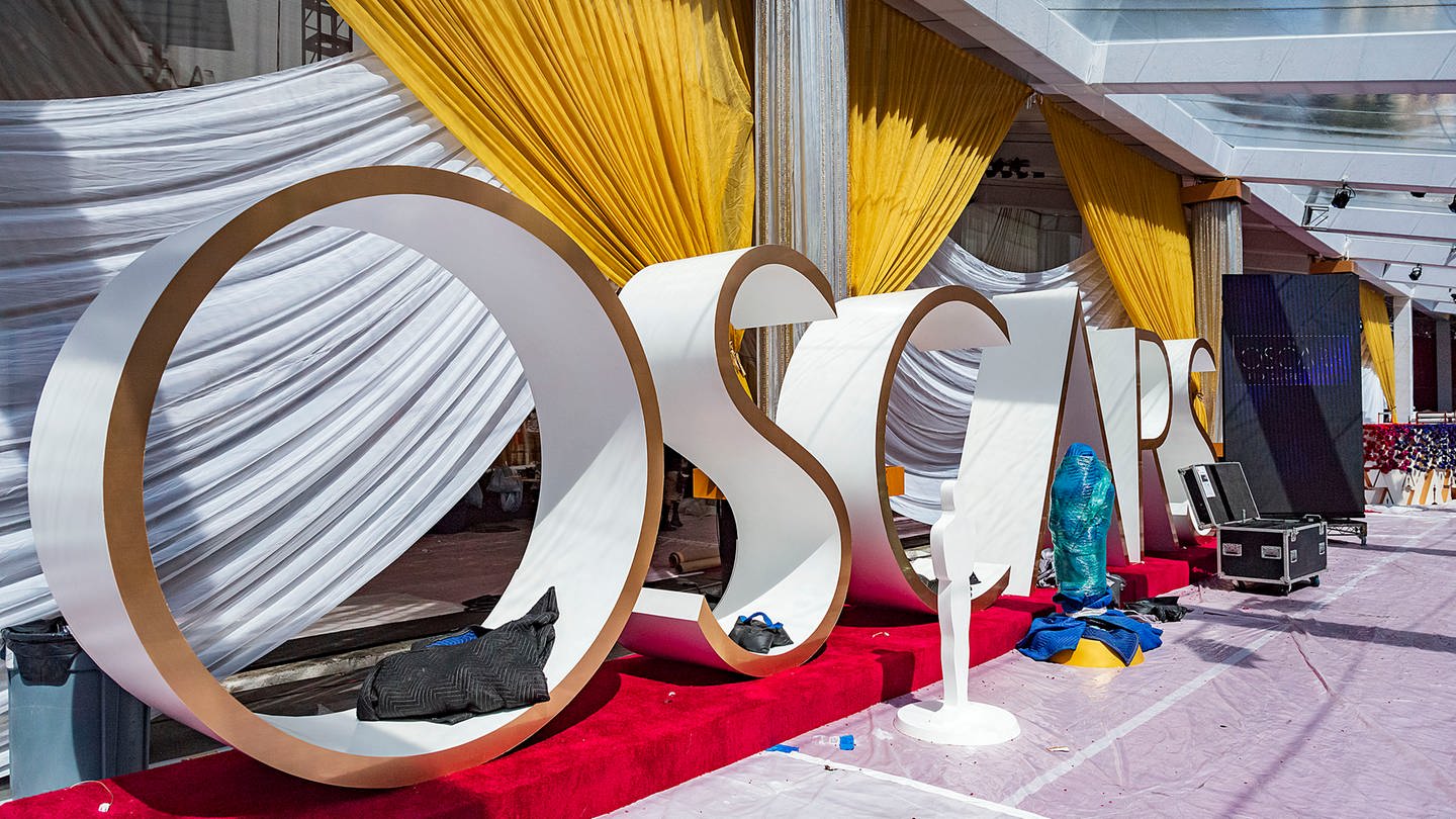Die großen Buchstaben des Oscar-Schriftzugs werden vor der 94. Oscar-Verleihung am Dolby Theater in Position gebracht.