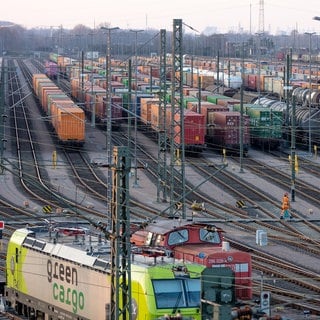 Güterzüge stehen auf dem Gelände vom Rangierbahnhof Maschen.