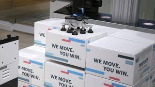 Kartons werden mit einem Roboter gestapelt.