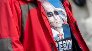 Ein T-Shirt mit einem Bild von Wladimir Putin, der eine Sonnenbrille trägt