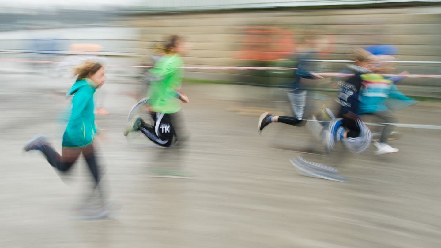 Kinder nehmen an einem Wettlauf teil