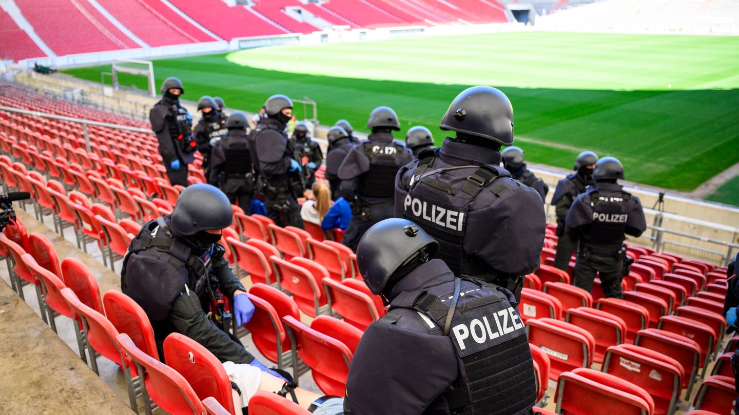 Polizeibeamte sind bei einer Sicherheitsübung vor derm Einsatz bei der Fußball-EM in einem Stadion abgebildet