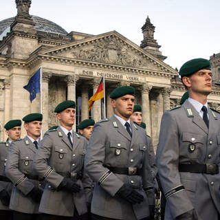 Rekruten der Bundeswehr beim Gelöbnis vor dem Reichstagsgebäude in Berlin. Seit Beginn des Ukraine-Kriegs wird über die Wiedereinführung der Wehrpflicht in Deutschland diskutiert.