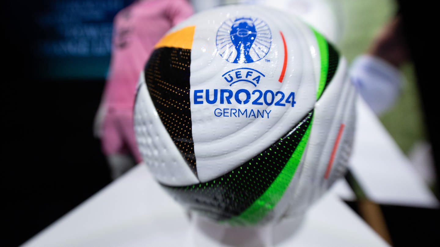 Der offizielle Fußball für die EM, mit dem Aufdruck Euro 2024 Germany
