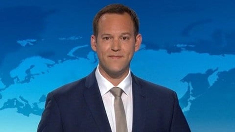 Florian Zelt steht im Studio der Tagesschau